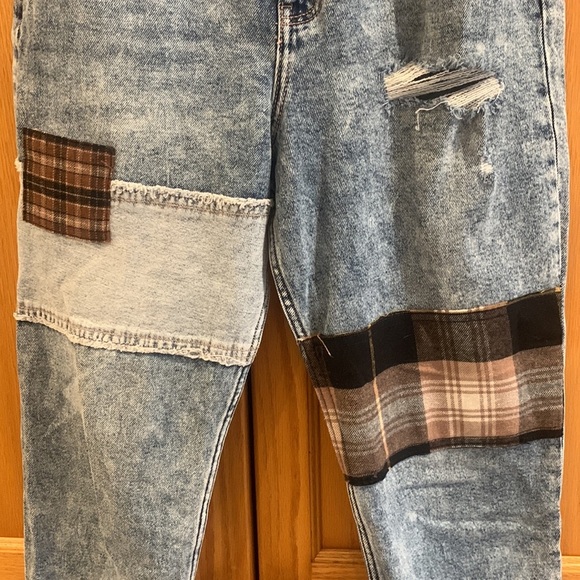 Hollister Ultra High Rise Mom Plaid Patches Distressed Jeans Size 26 - Picture 3 of 13